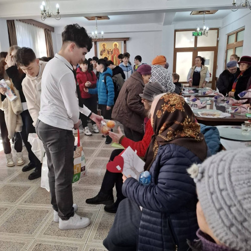 Elevii de la Liceul „Emil Racoviță” din Galați aduc bucurie vârstnicilor cu ocazia zilei de 8 Martie