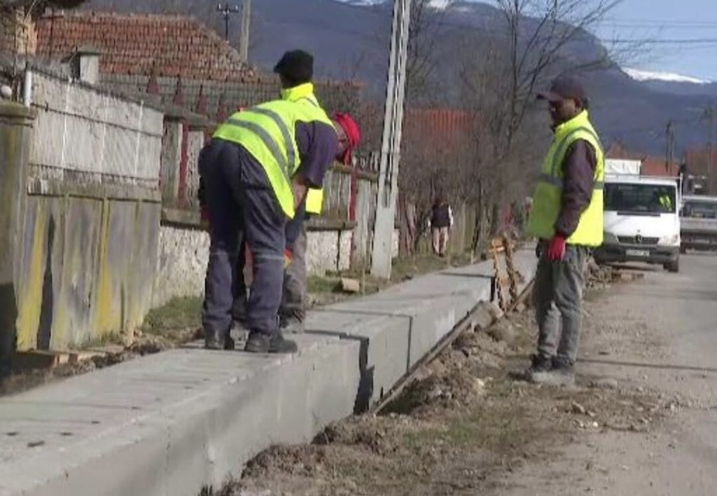 Localnicii din Stroiești, Gorj, protestează împotriva noii șosele ridicate