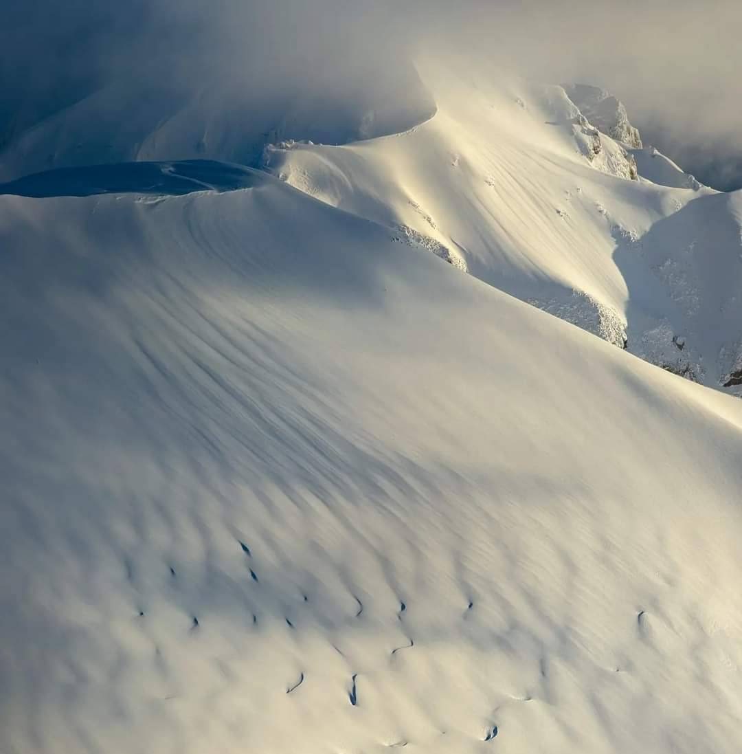 Risc semnificativ de avalanșe în Masivul Bucegi, avertizează salvamontiștii