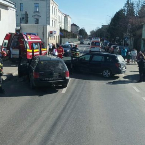 Accident rutier cu trei autoturisme și doi răniți în Rădăuți, intervenția autorităților în curs.