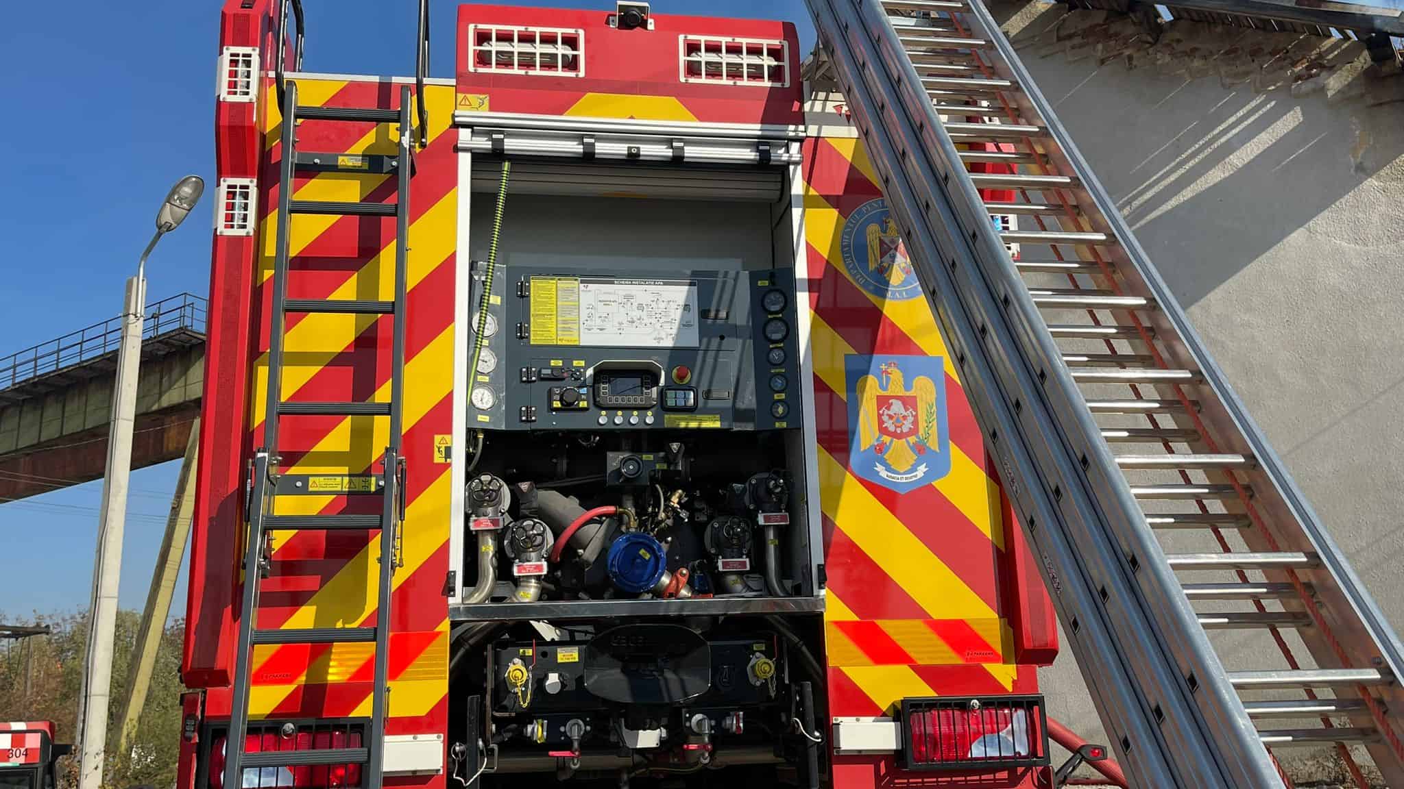 Incendiu auto la Petrești, Sebeș, stingerea fiind coordonată de pompieri