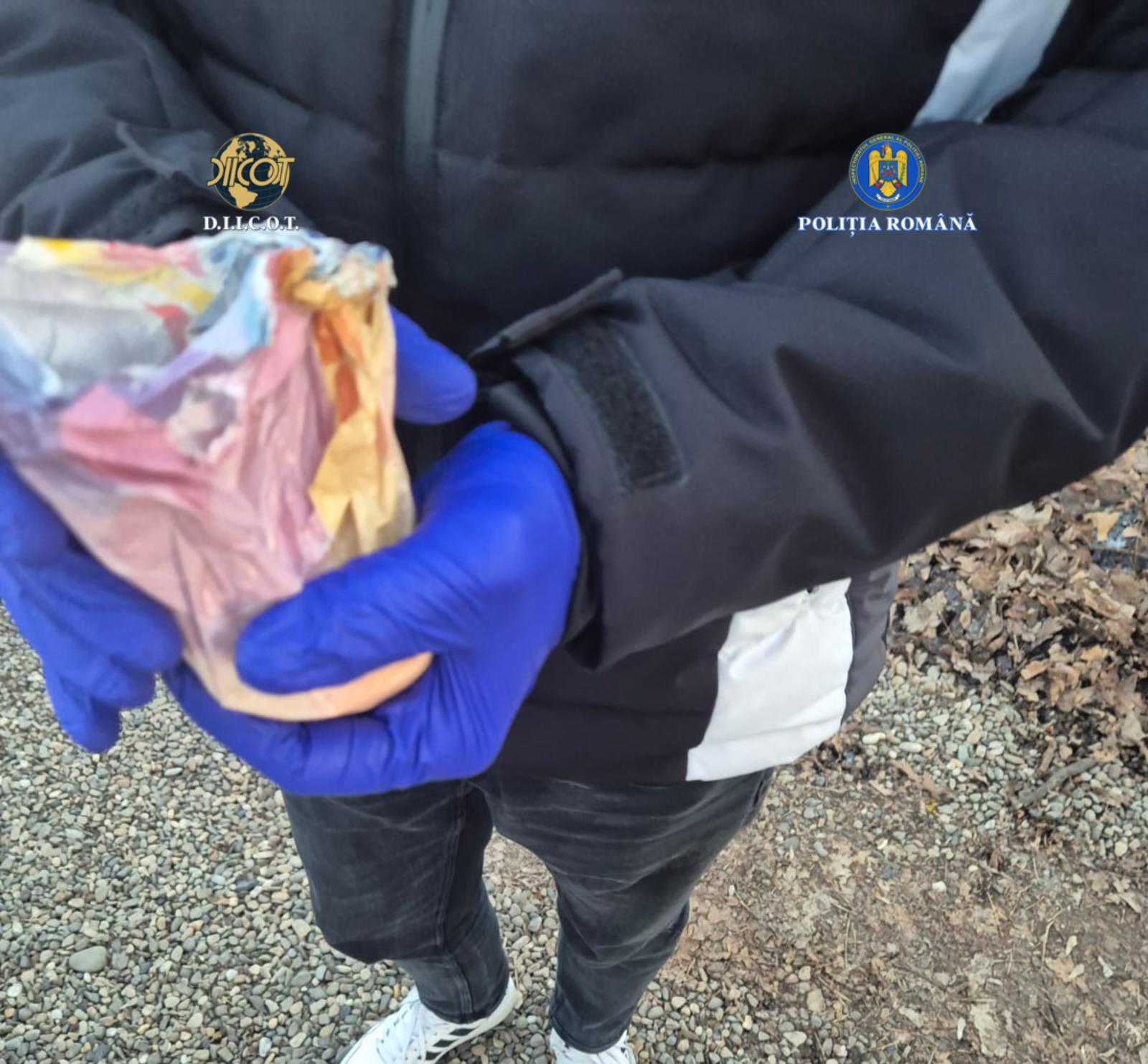 Doi bărbați arestați pentru trafic de droguri în Neamț