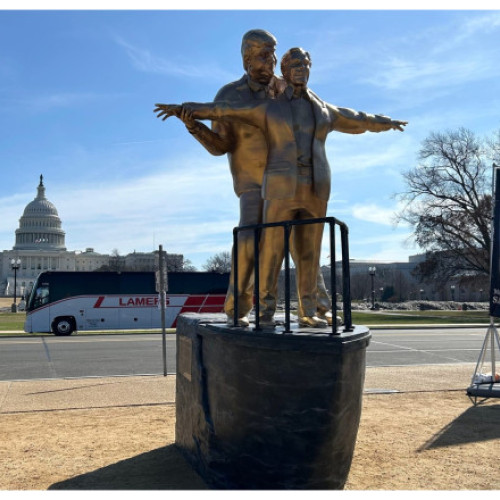 O nouă statuie satirică pe National Mall evidențiază legătura dintre Trump și Epstein