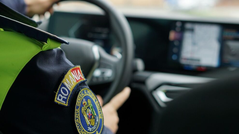 Peregrinări ilegale pe șoselele din Bistrița: Tânăr fără permis, prins de polițiști