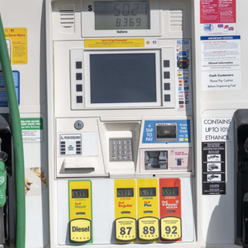 Prețul benzinei în SUA depășește 3,50 dolari pe galon, cel mai mare din mai 2024