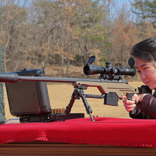 Kim Ju Ae, fiica lui Kim Jong Un, se afirmă prin apariții publice armate