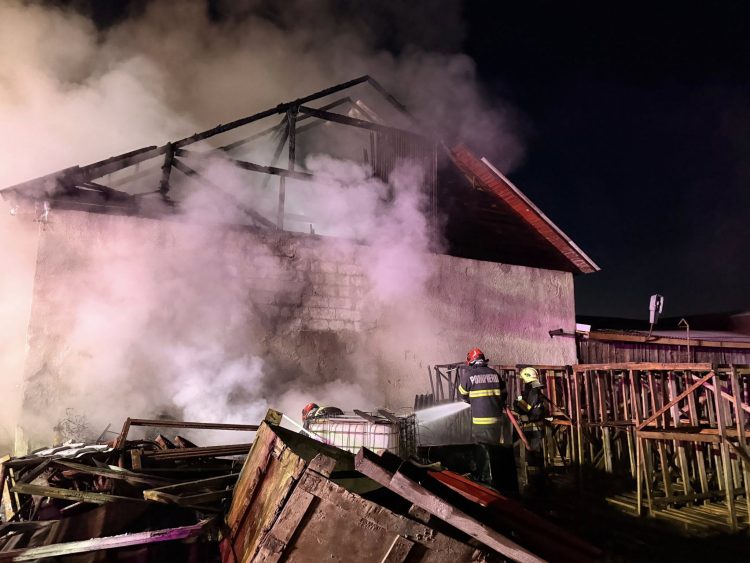Incendiu stins rapid de pompierii din Târgu Lăpuș