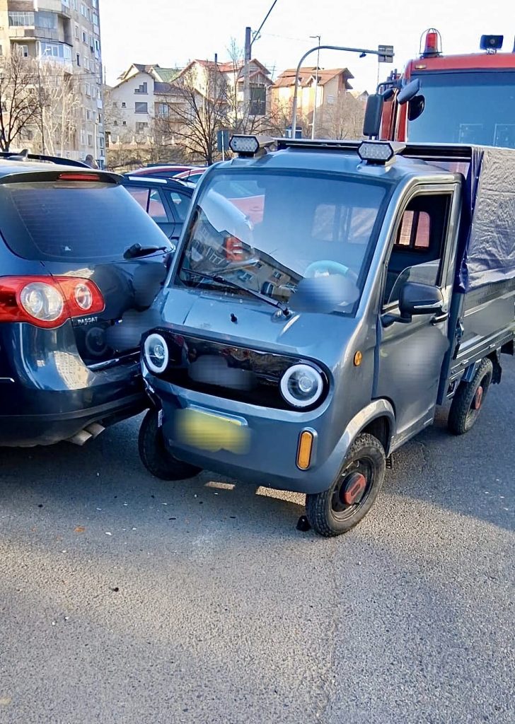Accident rutier în Pitești, cu implicarea unui triciclu și a unei mașini