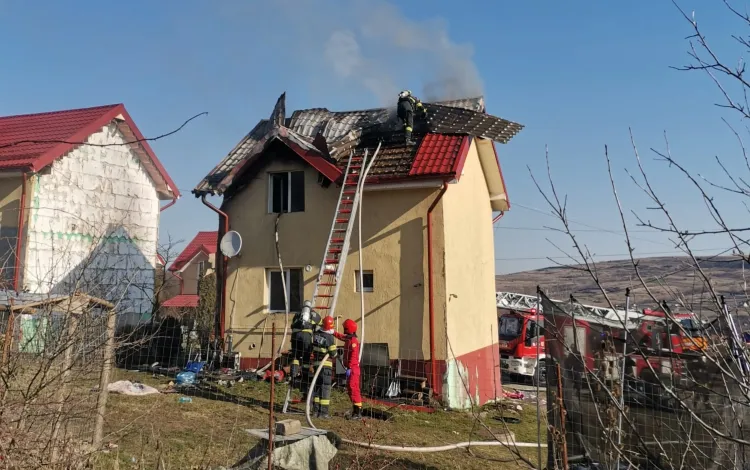 Incendiu la acoperișul unei case din Chinteni, județul Cluj