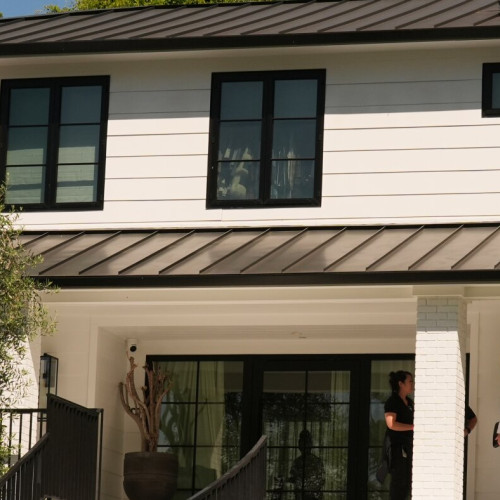 Procuror: Rihanna și familia erau acasă când o femeie a tras asupra proprietății