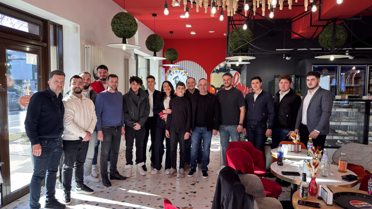 Daniel Harpa se întâlnește cu tinerii din TSD Neamț la o cofetărie