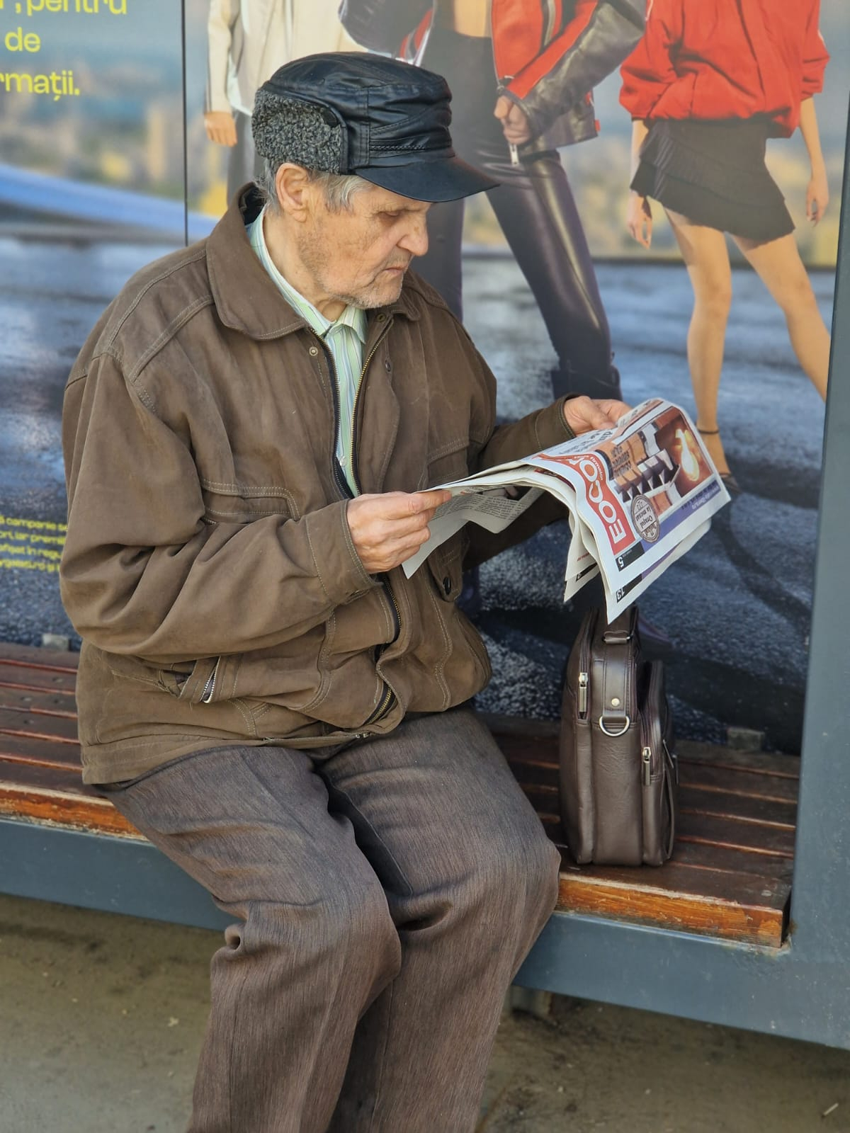 Cititor pasionat surprins la staţia de autobuz cu ziarul "Viaţa liberă"