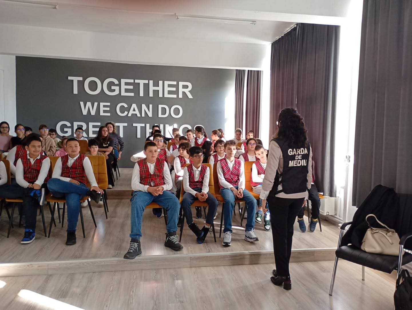 Comisarii Gărzii Naționale de Mediu sărbătoresc Ziua Mediului cu elevii din Târgu Jiu