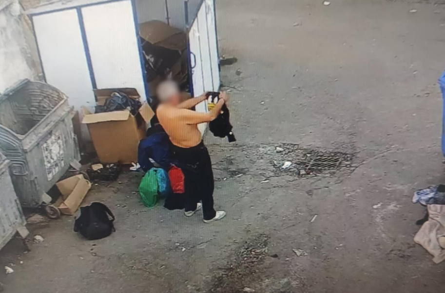 Bărbat surprins schimbându-și hainele la ghena de gunoi din Botoșani