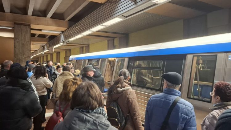 Intervenție dramatică a pompierilor la stația de metrou Piața Unirii