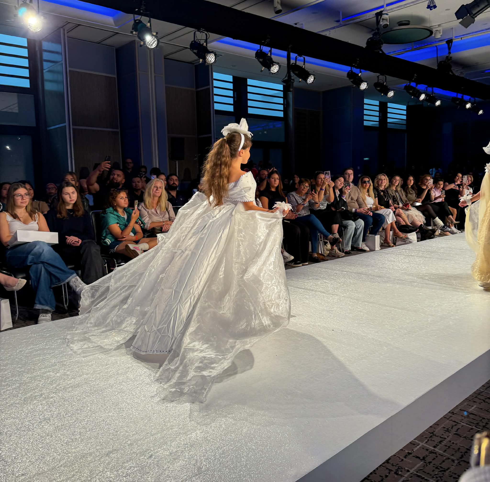 Eva Filip, fetița din Botoșani, câștigă Little Miss UK