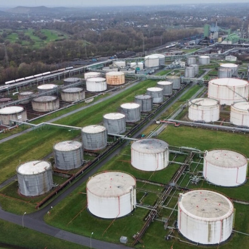 IEA aprobă eliberarea rezervelor de urgență de petrol pentru a calma prețurile în creștere