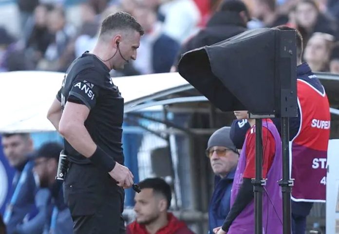 Sistemul VAR influențează deciziile arbitrilor în SuperLiga României