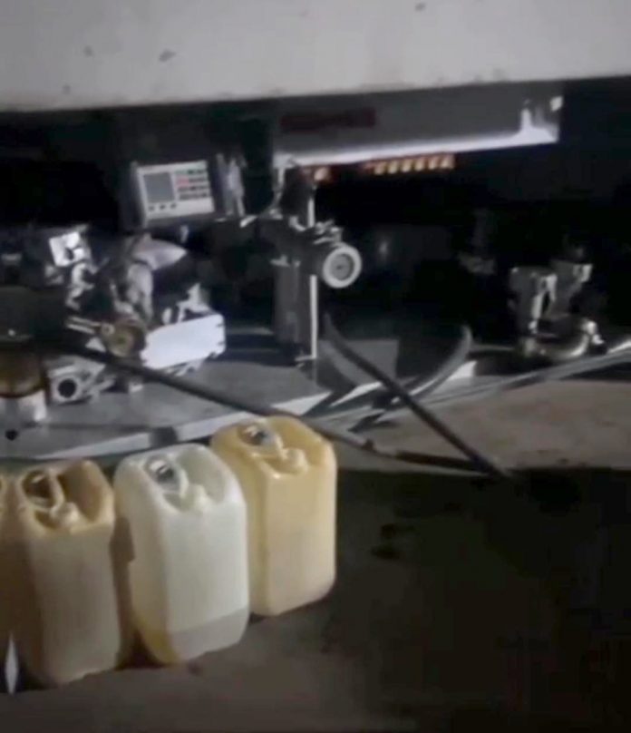 Șofer prins de jandarmi în timp ce fura motorină în Bărcănești