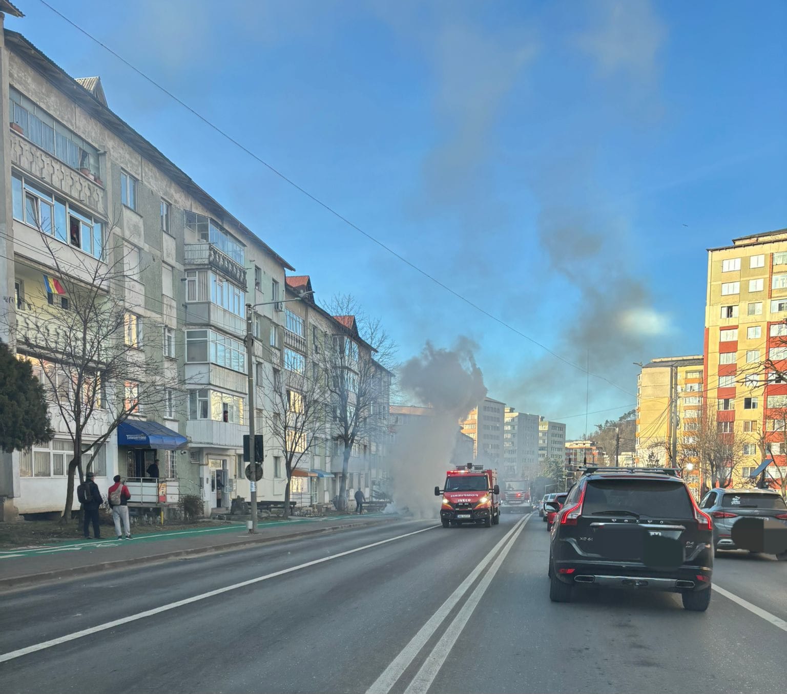 Mașină în flăcări pe strada Mihai Viteazul din Piatra-Neamț