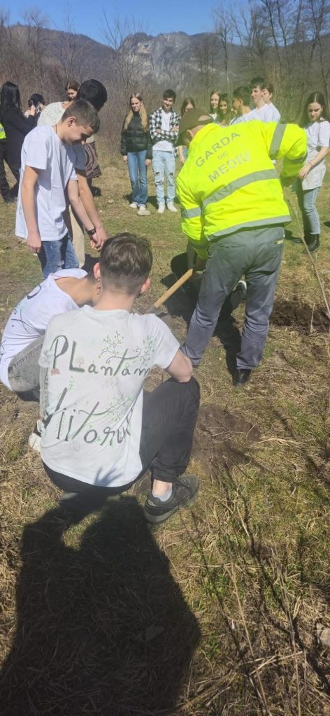Garda Națională de Mediu sărbătorește prin plantarea de puieți în Baia de Fier