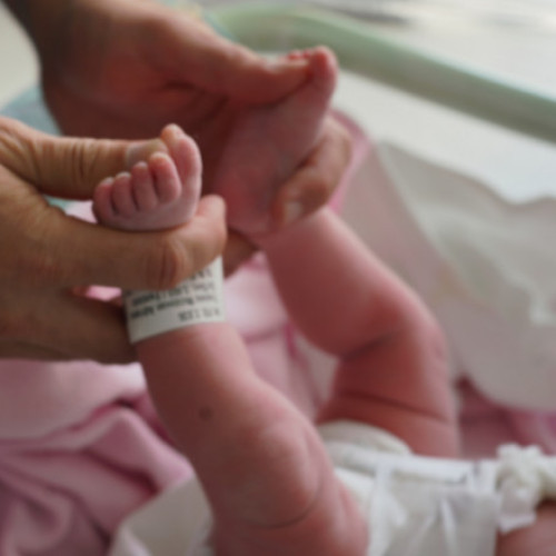 Românii plătesc sute de lei pentru a afla ora nașterii