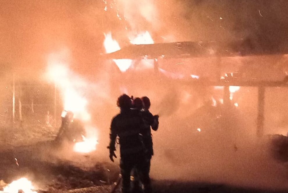 Incendiu devastator distruge anexe și bunuri în gospodărie