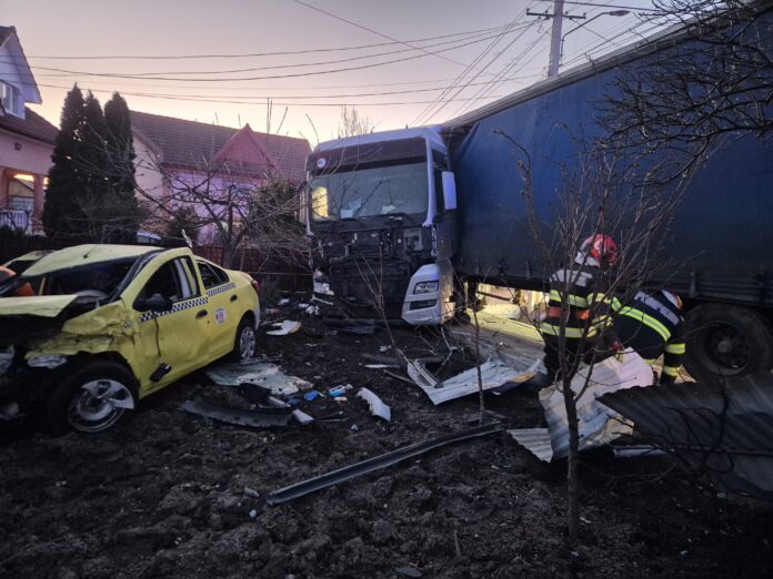 Accident grav la Dumbrăveni: tir lovește taxiul și distruge un gard