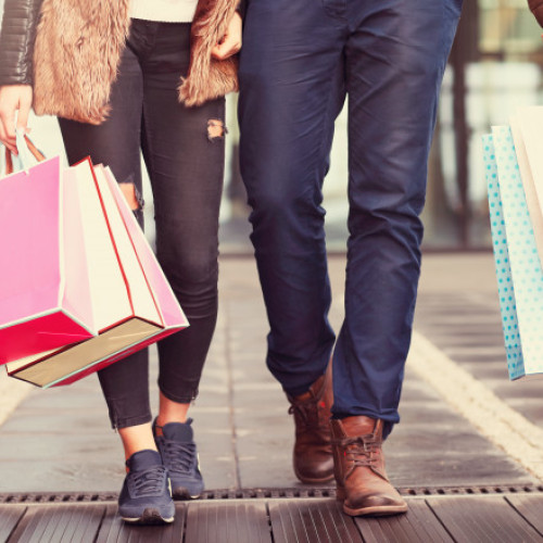 Românii apelează la trucuri pentru a economisi bani la cumpărături: lista de cumpărături devine tot mai scurtă