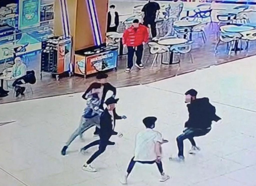 Incident violent într-un mall din Râmnicu Vâlcea, patru tineri reținuți