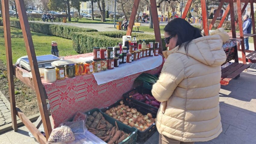 Târgul producătorilor locali debutează la Reghin, în Parcul central