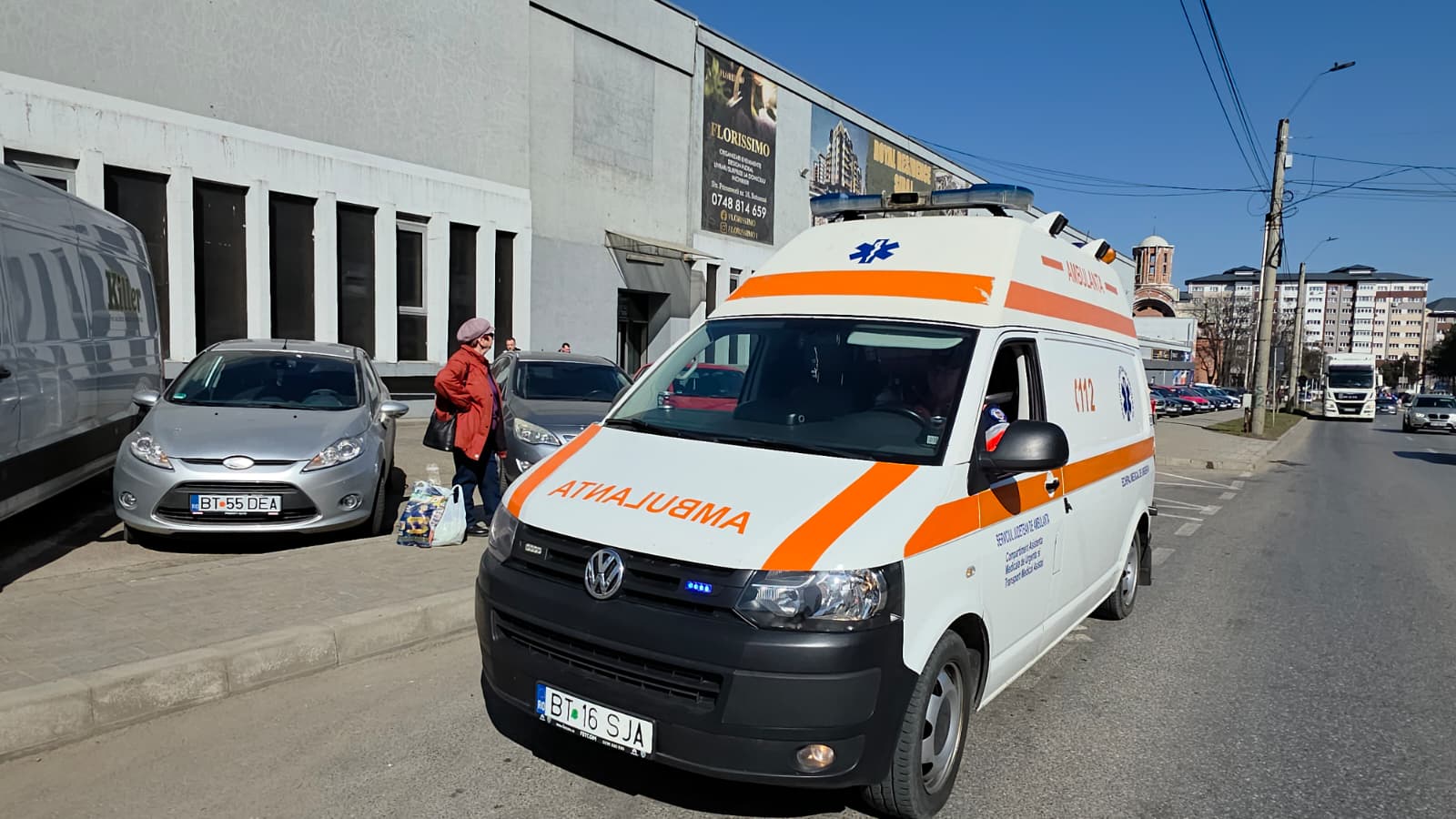 Ambulanța intervine la un hipermarket din Botoșani pentru o femeie în dificultate