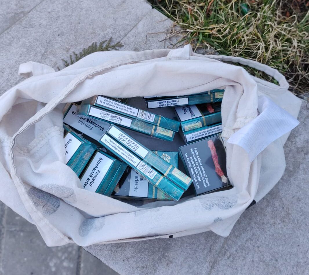 Vând țigări în Piața Centrală din Botoșani, două persoane sancționate de jandarmi