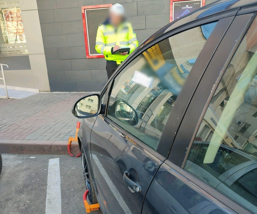 Poliția locală din Botoșani blochează zece mașini din cauza taxei neplătite