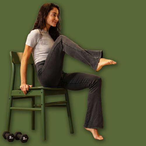 Rutina de șezut de 7 minute care strânge burta mai repede decât abdomenele după 60 de ani