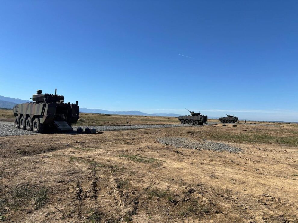 Exercițiu de tragere în poligonul din Cârțișoara pentru militarii români