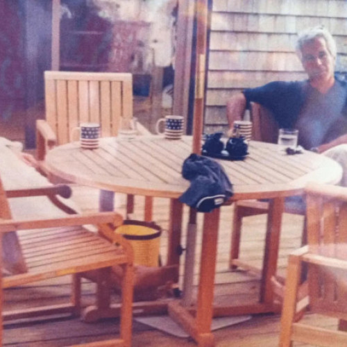 Fotografia controversată cu Jeffrey Epstein, prințul Andrew și Peter Mandelson, publicată recent