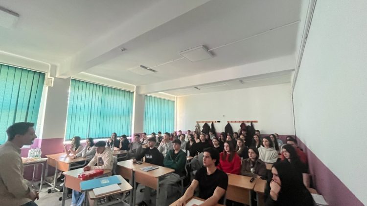 Activitate educativă pentru elevii de liceu despre dezinformare