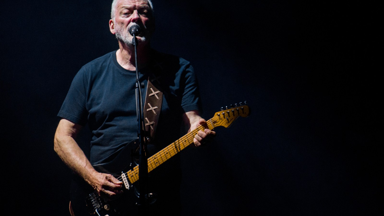 David Gilmour își vinde „Black Strat” pentru 14,55 milioane de dolari, devenind cea mai scumpă chitară vândută vreodată