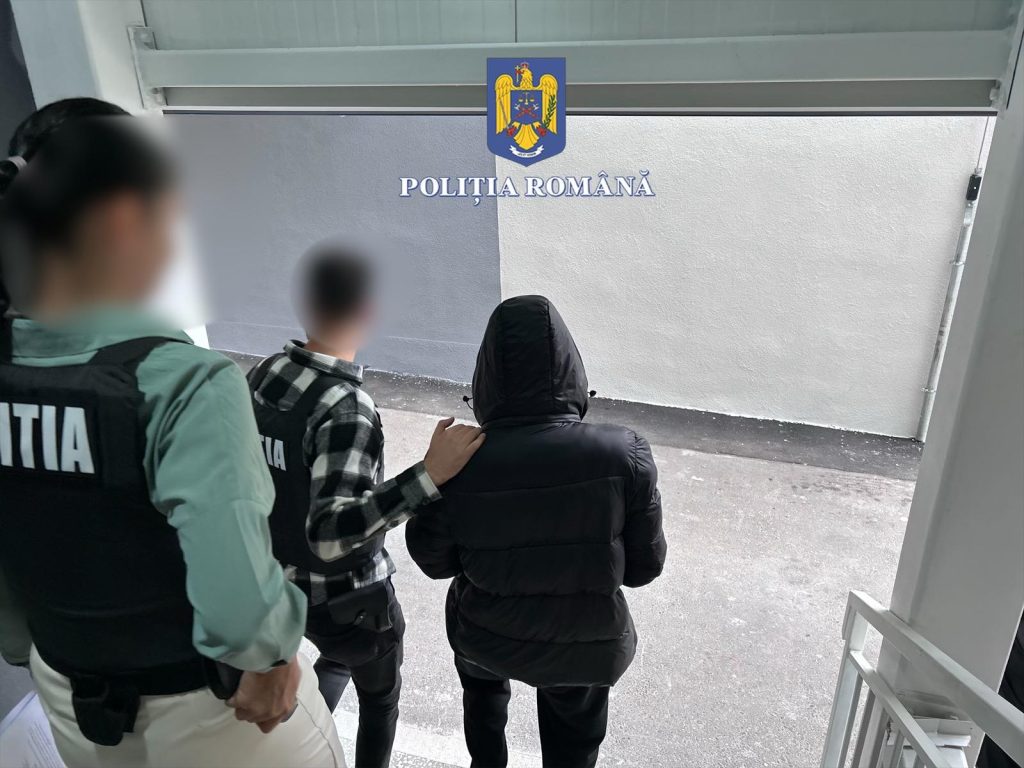 Patru români aduși acasă de Poliția Română pentru infracțiuni grave