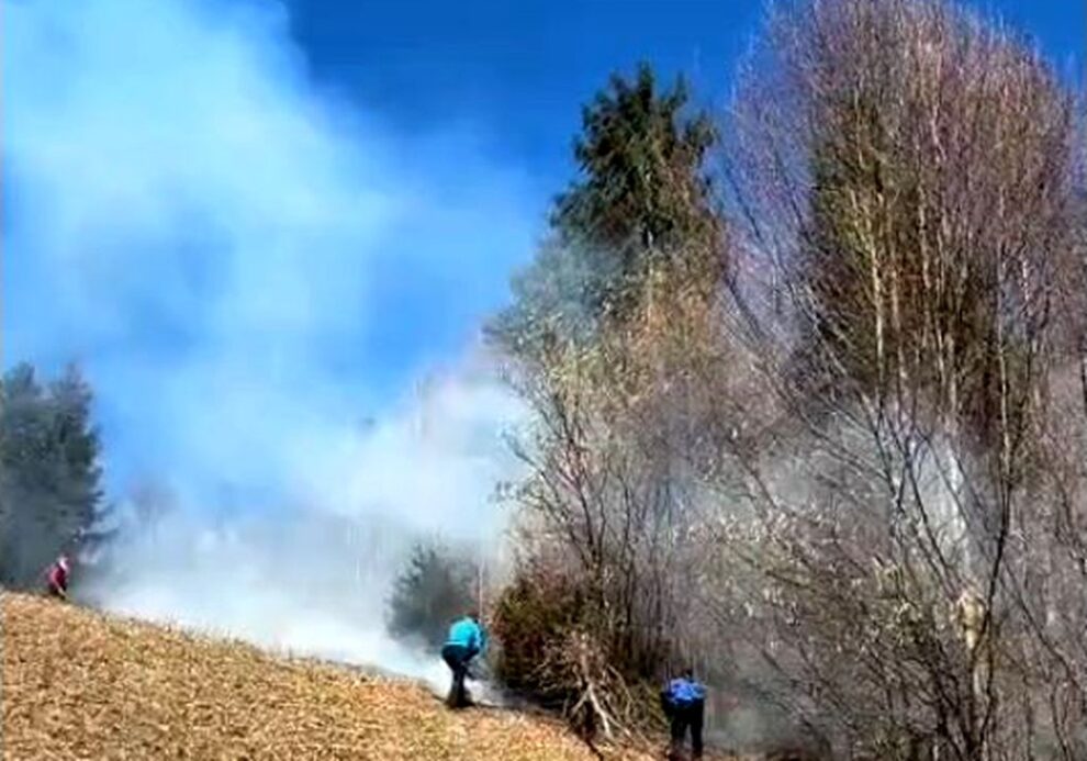 Intervenție a jandarmilor montani pentru stingerea unui incendiu la Colibița
