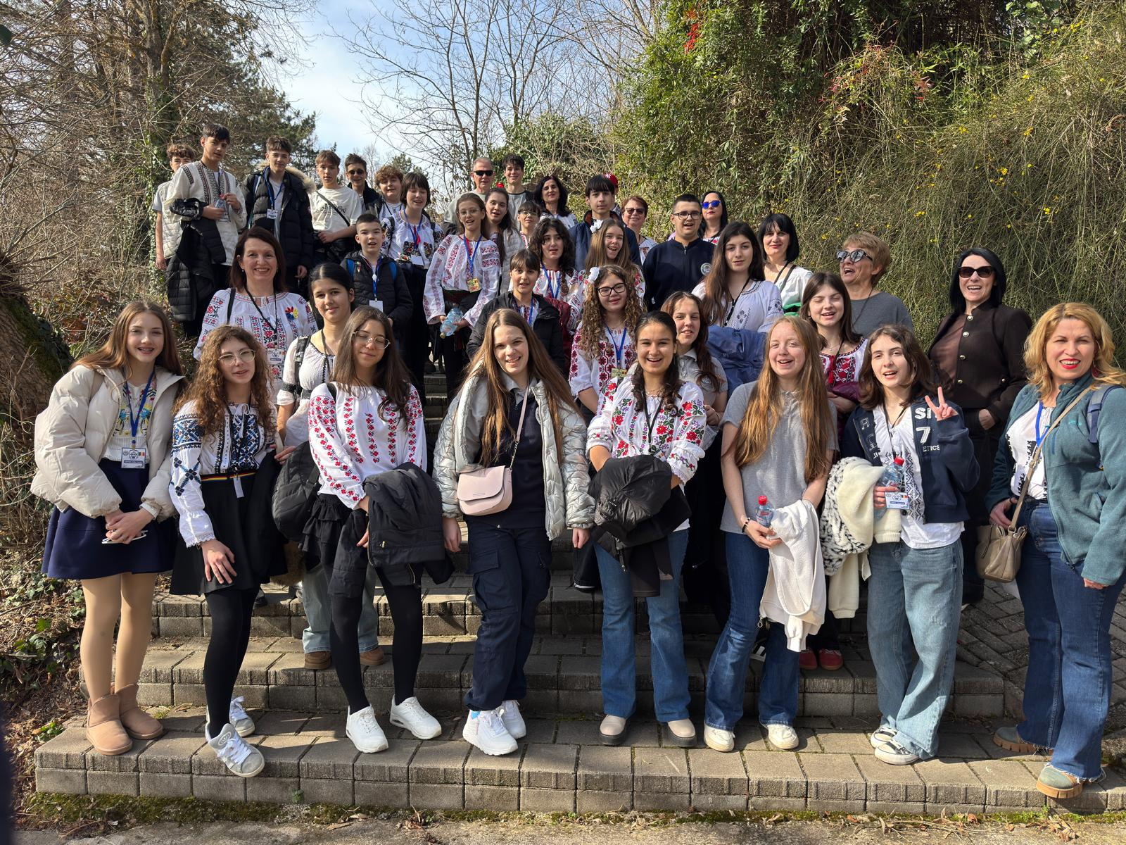 Elevii școlii din România împărtășesc impresii după experiența Erasmus+ în Macedonia