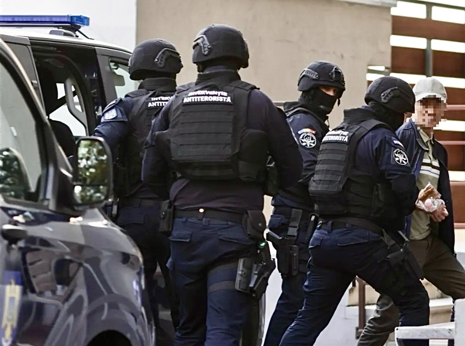 Bărbat reținut după o intervenție riscantă a poliției în Poiana Lacului