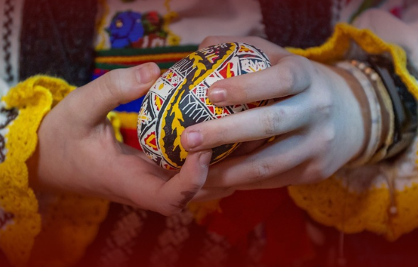 Ateliere de „Încondeiat Ouă” organizate la Botoșani în martie 2026