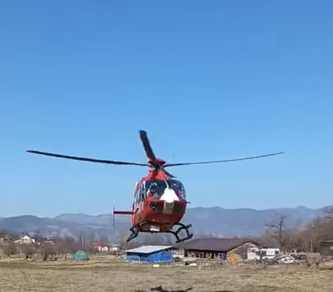 Bărbat salvat după ce a rămas prins sub un tractor în Hobița