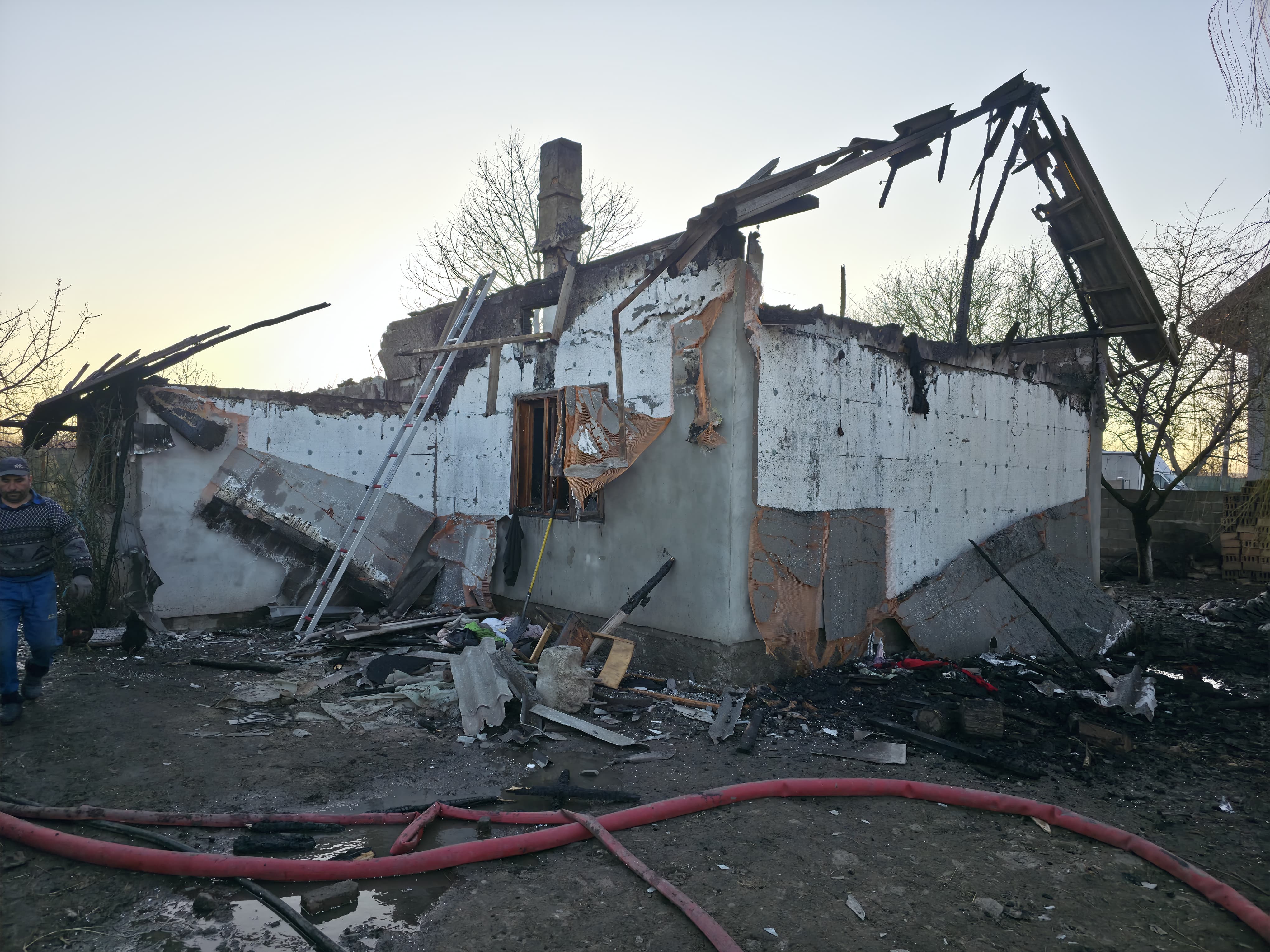 Incendiu devastator în Lișna: O familie și-a pierdut casa