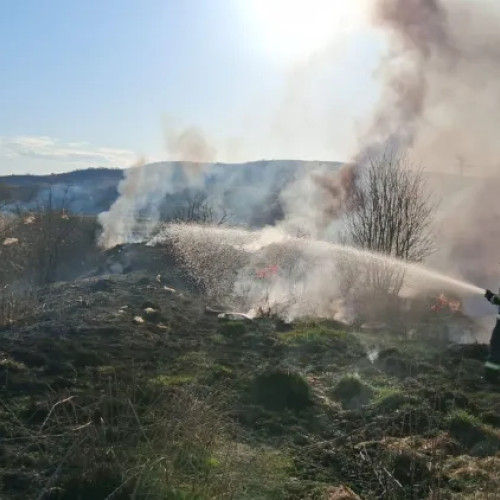 Incendii de vegetație în județul Cluj, pompierii intervin intens