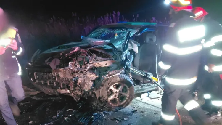 Accident rutier grav în județul Cluj, două persoane blocate în mașini