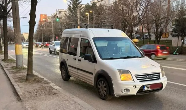 Mașină cu numere de Timiș blochează troleibuzele în Gheorgheni