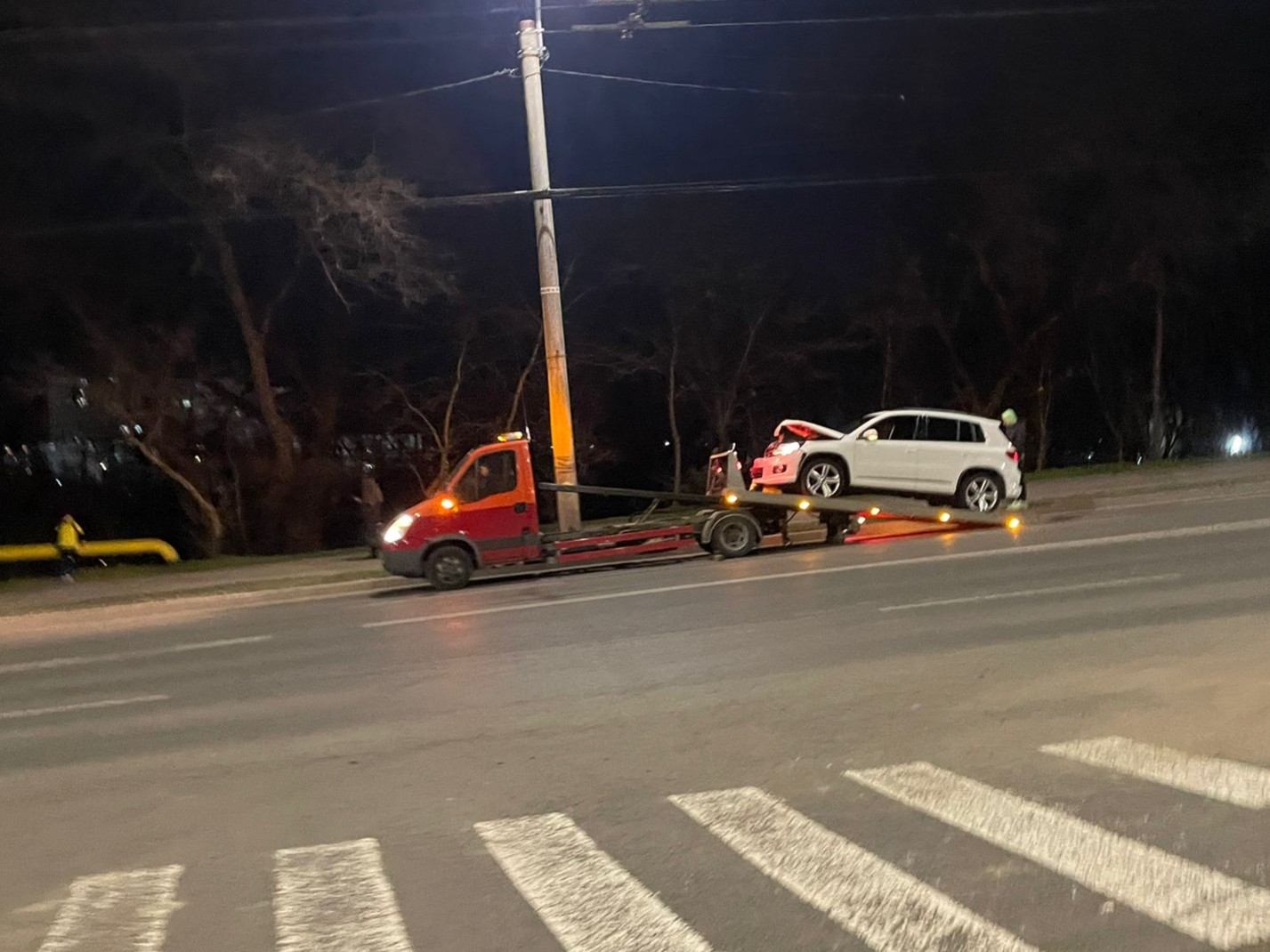 Autoturism alb ridicat de pe un accident, surprins de un cititor